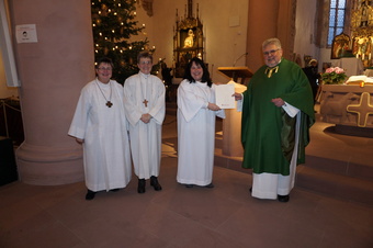 Übergabe des Errichtungsdekrets für den neuen Pastoralen Raum Am Kreuzberg an die drei Gottesdienstbeauftragten (von links) Ehrentraud May (Oberelsbach), Maria Ramsauer (Walddörfer) und Marion Eckert (Bischofsheim) durch Domkapitular Dietrich Seidel.
